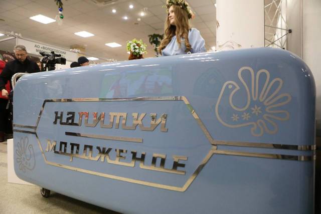 В Междуреченский округ поступила брендированная морозильная тележка для мороженого &quot;Настоящий вологодский продукт&quot;, переданная Правительством Вологодской области.